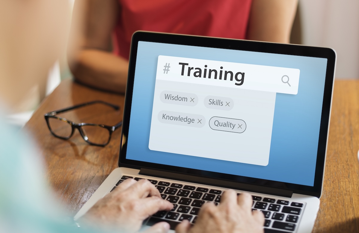 Instruire online pentru securitatea și sănătatea în muncă prin platforma SafeTraining